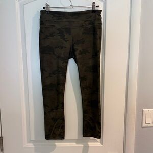 Lululemon Camo women’s cropped Leggings size 4